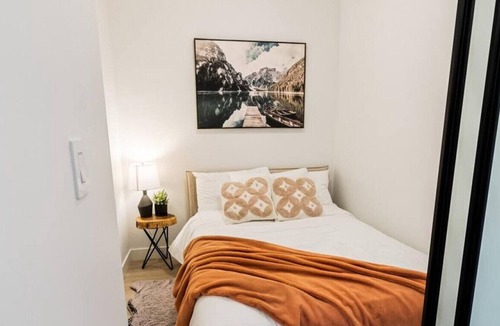 Downtown Kelowna Apartment | West facing lake views from DT Condo, Sleeps 4 W/ Rooftop Patio! Close to shopping, restaurant and bars, 2 minute walk to waterfront.