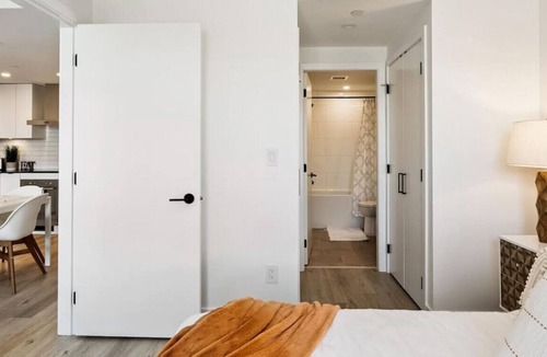 Downtown Kelowna Apartment | West facing lake views from DT Condo, Sleeps 4 W/ Rooftop Patio! Close to shopping, restaurant and bars, 2 minute walk to waterfront.