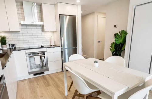 Downtown Kelowna Apartment | West facing lake views from DT Condo, Sleeps 4 W/ Rooftop Patio! Close to shopping, restaurant and bars, 2 minute walk to waterfront.
