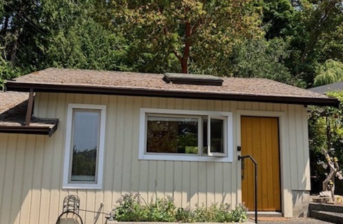North Saanich Cottage | West facing Oceanfront cottage, 1 bedroom ; 4 kms from Victoria Int. Airport