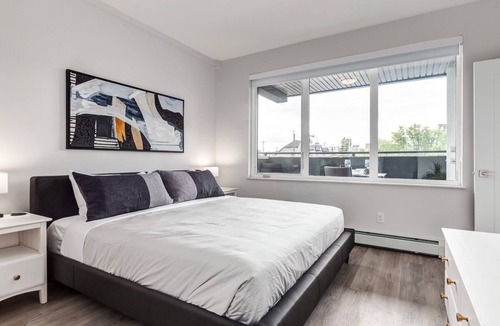 Marda Loop Apartment | West Facing w/ 2 King Beds, Great For Families