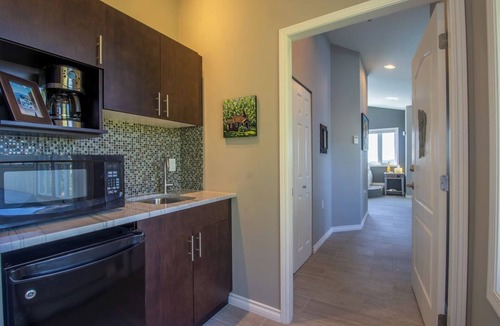 Pender Island Apartment | West Suite- Ocean Front Suite with private Hot tub