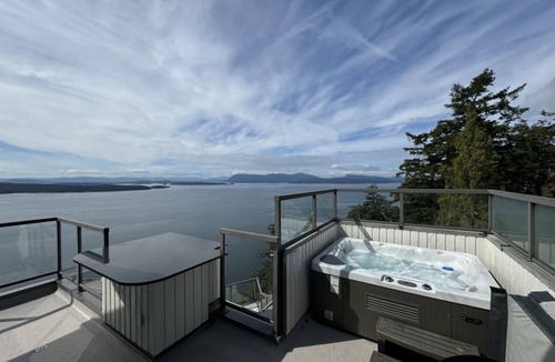 Pender Island Apartment | West Suite- Ocean Front Suite with private Hot tub