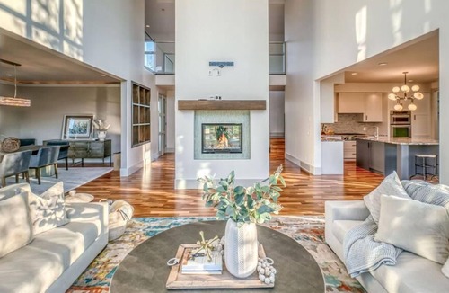 Calgary House | Western View in Elbow Valley... Make it Your Hot Tub Time Machine! :)