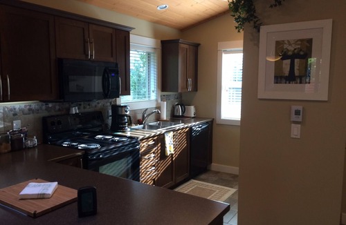 Regional District of Nanaimo Cottage | When You Stay at Hummingbird Cottage, Your Comfort is Our Priority
