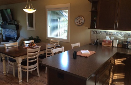 Regional District of Nanaimo Cottage | When You Stay at Hummingbird Cottage, Your Comfort is Our Priority