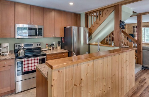 Sunshine Valley Cabin | Whisky Jack | 4 Bedroom Cabin w/Outdoor Firepit