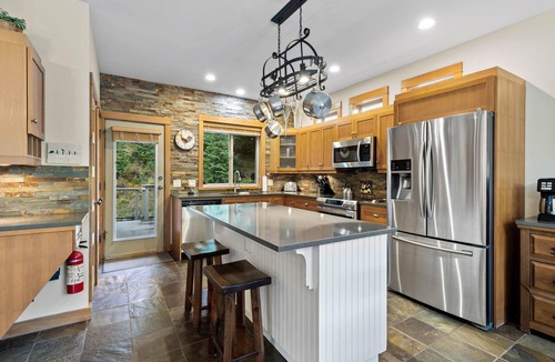 Fairways Ski Chalet | White Pines Chalet: Stunning, family friendly, 4BDRM Chalet w/Private Hot tub.