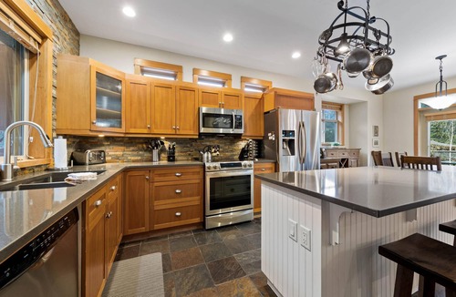 Fairways Ski Chalet | White Pines Chalet: Stunning, family friendly, 4BDRM Chalet w/Private Hot tub.