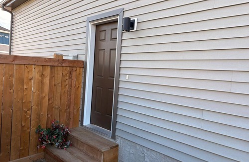 Beaumont House | White Private Charm Room near YEG Airport with Shared Bathroom| Shared Kitchen