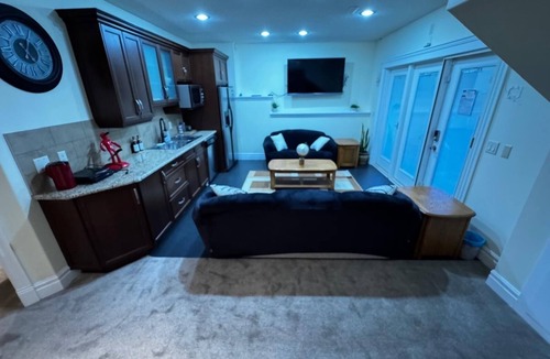 Southwest Calgary House | WHOLE HOUSE/TOP-NOTCH AREA/7 BEDROOM/SLEEPS 23 PERSONS/FULL KITCHEN
