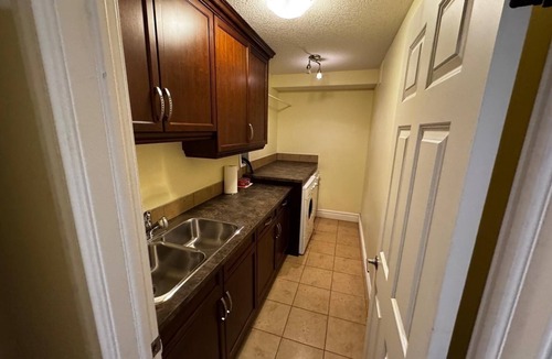 Southwest Calgary House | WHOLE HOUSE/TOP-NOTCH AREA/7 BEDROOM/SLEEPS 23 PERSONS/FULL KITCHEN