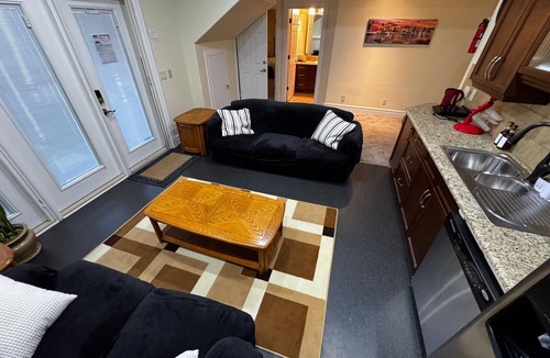 Southwest Calgary House | WHOLE HOUSE/TOP-NOTCH AREA/7 BEDROOM/SLEEPS 23 PERSONS/FULL KITCHEN