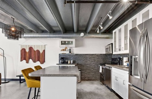 Downtown Edmonton Apartment | Wild West Lofts | Patio | Walk to Rogers | Games!