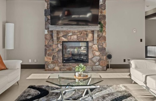 Springbank House | Windhorse Manor | No Service Fees | Patio & BBQ