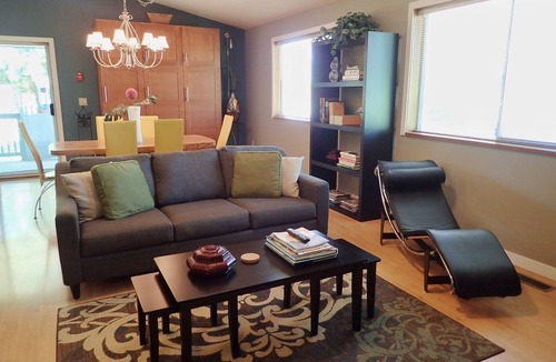 Langley House | WINE COUNTRY GUEST HOUSE - Walk to Winery & Berry Farm - Spacious - Vancouver