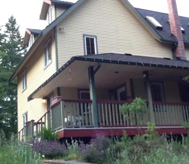 Sooke Bed & Breakfast | Wisteria Honeymoon Cottage