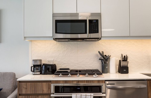 Sunnyside Apartment | *Wonderful* City View Condo in Trendy Kensington