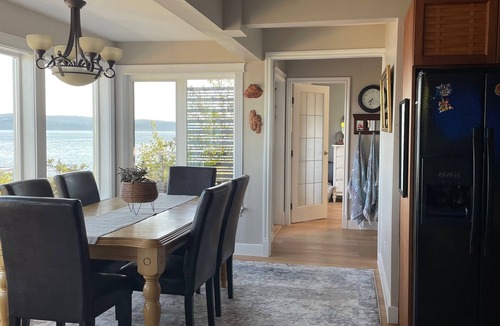 Brew Bay House | Wonderful Waterfront Family Home in Powell River~ Outstanding Views!
