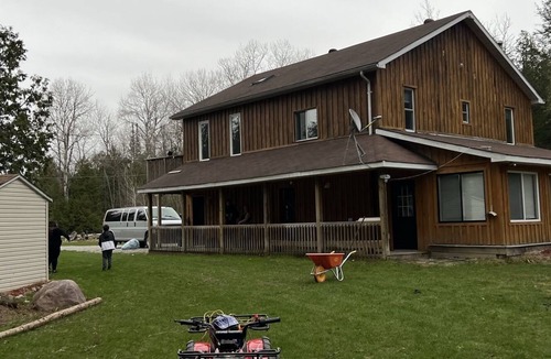 Coldwater Cottage | Wooden Gourmet Cottage with HotTub (Near HorseShoe Valley)