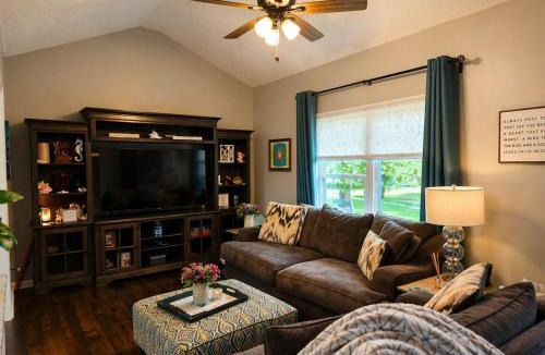Waldron House | World Cup Retreat | Pool Sleeps 8 KC