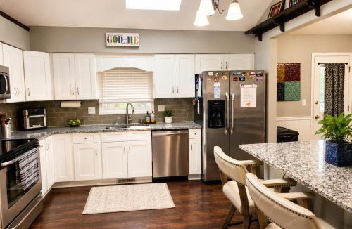 Waldron House | World Cup Retreat | Pool Sleeps 8 KC