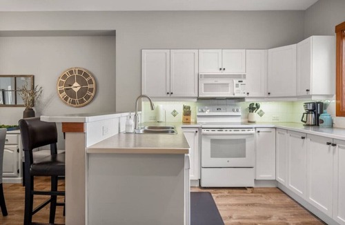 East Kootenay Apartment | Woven Dreams | Hot Tub | Pool | Slope Side