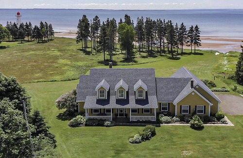 Stratford House | Yellow Beach House - Beachfront, 4 bedroom, private and close to Charlottetown