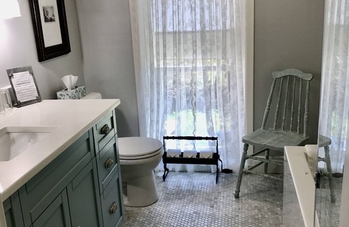 Bloomfield Bed & Breakfast | YELLOW ROOF B&B - In The Heart Of Prince Edward County, 1 Night Stays Welcome