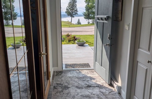 East Kootenay House | YOUR AUTHENTIC LAKE HOUSE GETAWAY AWAITS YOU :)