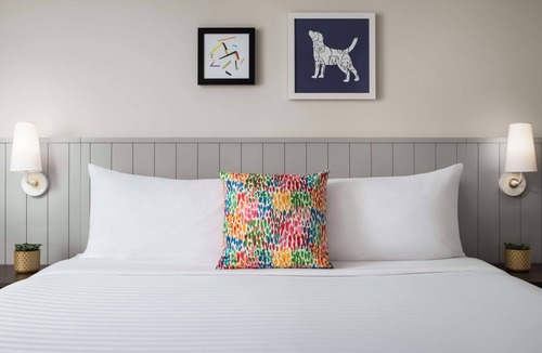 Thornhill Hotel | Your Home Away from Home - Indoor Pool, BBQ Grill, and Complimentary Breakfast