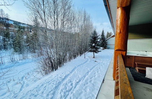 East Kootenay Condo | Your Home Base for Adventure-Ski-Bike-Relax-Soak - Private Hot Tub