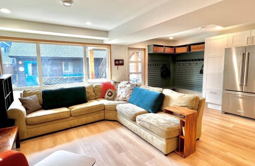 Kensington Apartment | Your Kensington Home for Stampede or Folk Fest! Sleeps 6.