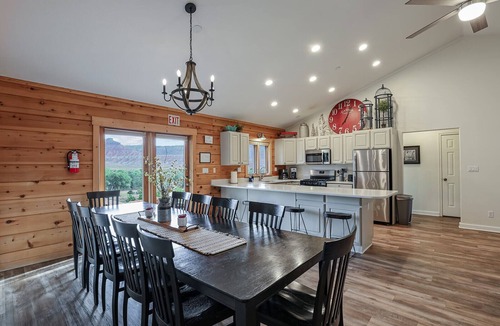 Zion National Park South Entrance House | Zion Chalet 6 BD Retreats, Reunion,Wedding sleeps 22 w/hottub. 10 mins from Zion