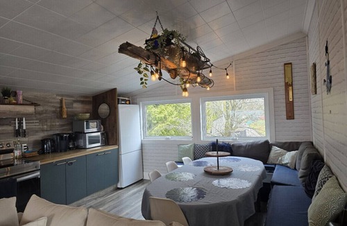 Gravenhurst Cottage | ZuKaLand Lakehouse + Cedar SPA & Rooftop Terrace