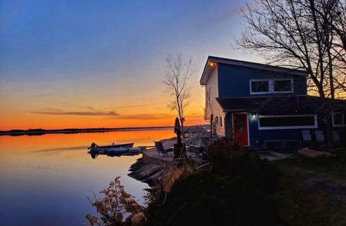 Gravenhurst Cottage | ZuKaLand Lakehouse + Cedar SPA & Rooftop Terrace