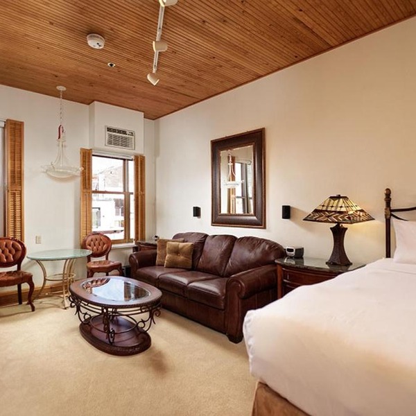 Independence Square Unit 306, Hotel Room with Large Sitting Area & Wet Bar