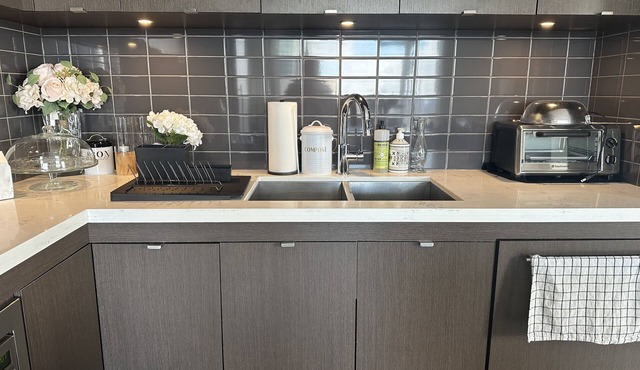 2-bedroom, 2-bathroom condo in stylish Yorkville. Parking & in-suite laundry Inc