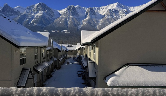 2 Bedroom Chalet between Canmore & Banff (sleeps 7 (up to 6 Adults and 1 Child)