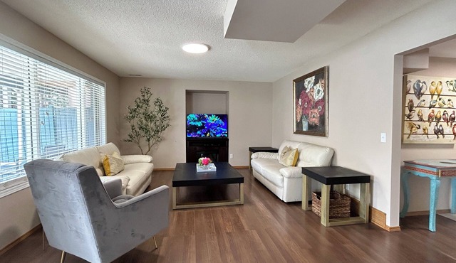 2-bedroom King Suite near Spruce Meadows