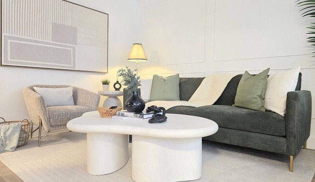 2 Bedroom Suite Downtown w/Parking