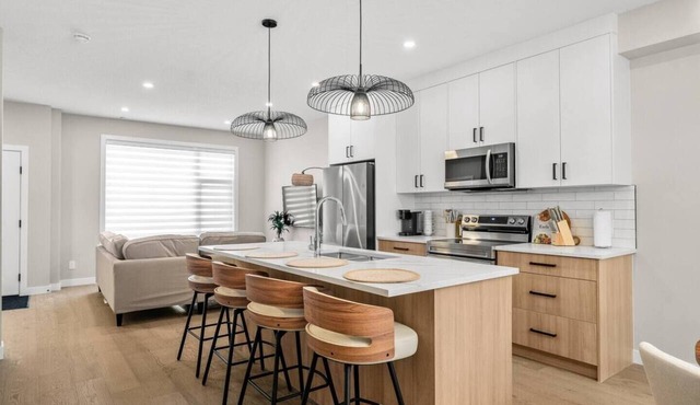 2 King Bed | Garage | Min to UofC | NEW