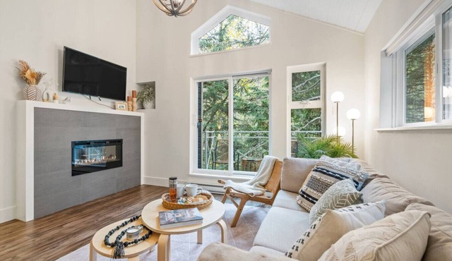 2BR Creekside Gem|Steps to Gondola,Free PKNG|Patio