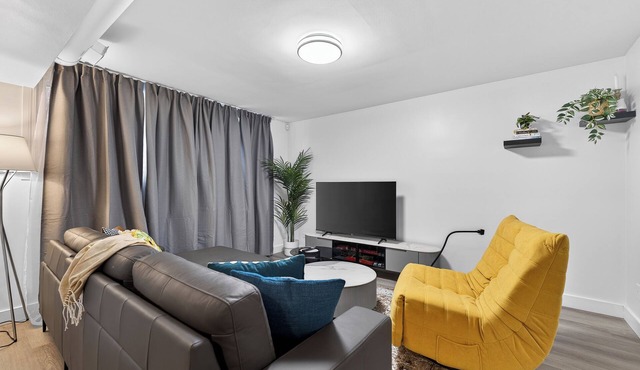 2BR | Warm | King Bed | Downtown | Expo Centre | Roger's Place