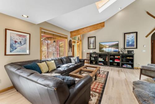 5 BDR Spacious Retreat Peaceful and Serene Views