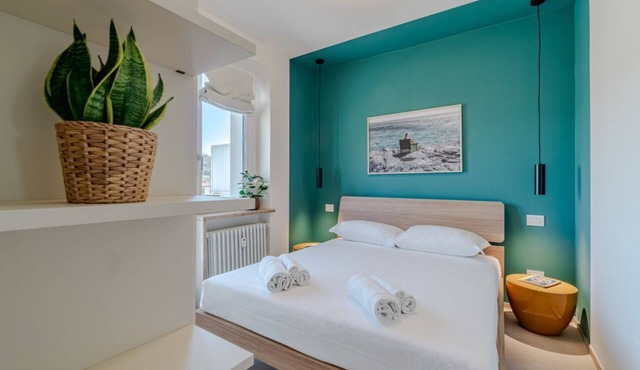 A comfortable studio apartment with a terrace offering all the amenities needed to accommodate up to three guests. Conveniently located, very close to the metro, it allows you to reach the city center in just six minutes and the San Salvario neighborhood