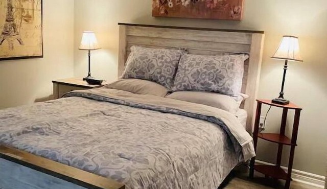 ABBY’S APT Suite , 1 Queen Bed , 65” Curved TV,