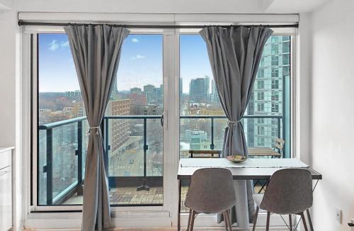 Absolute Heart of Toronto Electric Downtown Studio by Eaton Centre & Dundas Sq