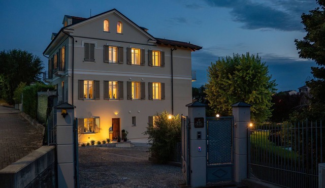 Alba Palace Luxury Apartments - Pink