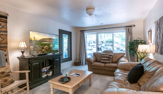 Alpine chic spacious 1 Bedroom Condo Located at the top of Main Street - Cleaning fees included!